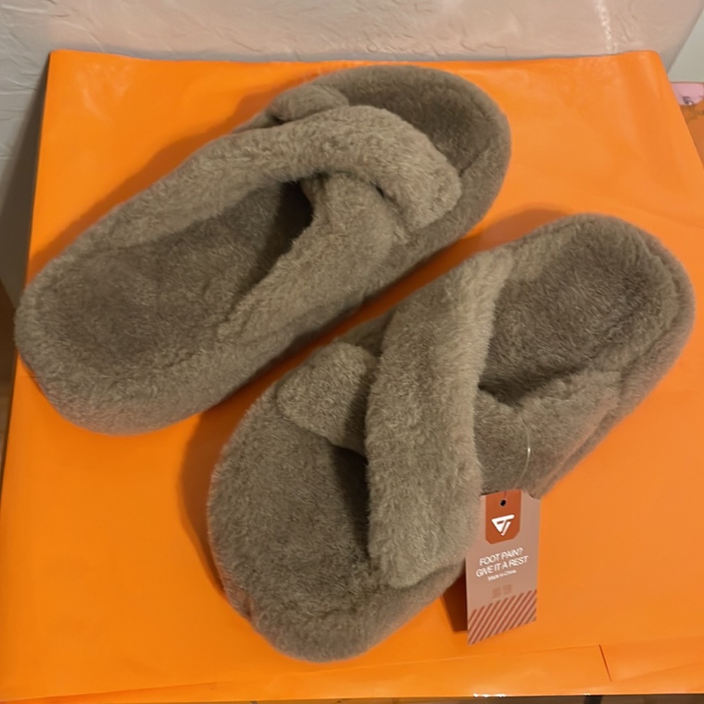 Fuzzy slippers - Picture 2 of 4